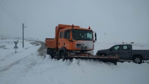 Afyonkarahisar’da yoğun kar yağışından kapanan yollar açıldı