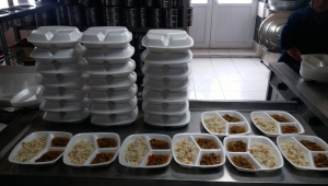 Emirdağ Belediyesi’nden İhtiyaç sahibi 65 yaş üstü vatandaşların evlerine ücretsiz yemek servisi