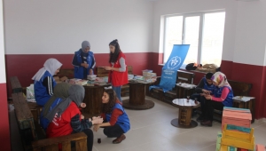 Gençlik merkezi gönüllüleri geri dönüşüm kütüphanesi yaptı