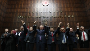 Kayacan Ak Parti’ye Döndü, Rozeti Cumhurbaşkanı Erdoğan Taktı