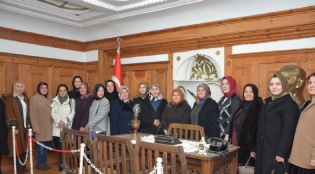 Sevim Zeybek Ve İlçe Belediye Başkanı Eşlerinden Atatürk Evi’ne Ziyaret
