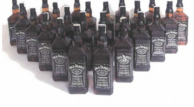 Son Dakika…….Afyonkarahisar’da kaçak içki satmak isteyen şahıslar suçüstü yakalandı 4 gözaltı var