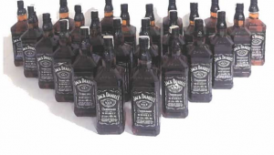 Son Dakika…….Afyonkarahisar’da kaçak içki satmak isteyen şahıslar suçüstü yakalandı 4 gözaltı var