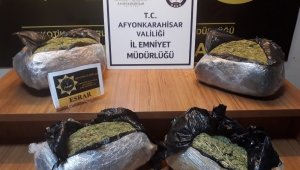 Son Dakika…..Afyonkarahisar’da yol kontrolünde durdurulan araçta yüklü miktarda esrar gele geçirildi