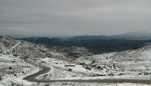 Afyonkarahisar'ın Şuhut ilçesine kar yağdı