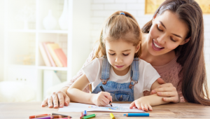 Anne ve babası çalışan çocukların bakıcıya götürülmesi yasak kapsamında değerlendirmeyecek