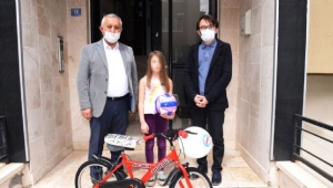 Başkan Zeybek Bir Yetimin Daha Yüzünü Güldürdü