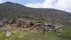 Bininler Kaya Evleri fotoğraf ve tarih tutkunlarının dikkatini çekiyor