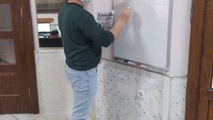 Gazeteci Hayati Kanat öğrencilerine derslerini online olarak verdi