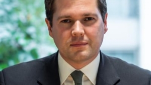 İngiliz Bakan Robert Jenrick : Türkiye'den koruyucu ekipman gelecek