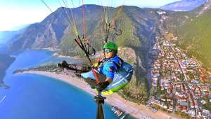 19 Mayıs'ı yamaç paraşütüyle kutladı