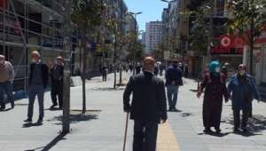 50 Gün Sonra Gelen İzinle 65 Yaş Üstü Sokağa Çıktı