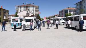 Afyonkarahisar Belediyesi minibüsçülere maske ve dezenfektan dağıtıyor