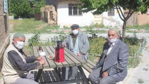 Afyonkarahisar’da 65 yaş ve üstü vatandaşlar, bayramın ilk günü sokağa çıkmanın tadını çıkardı