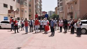 Afyonkarahisar'da evlerinden çıkmayan vatandaşlara rozet ve bayrak dağıtıldı