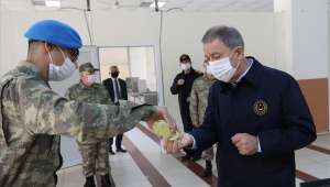 Bakan Akar ve Komutanlar Hudut Hattındaki Mehmetçiklerimizle Bayramlaştı