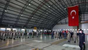 Bakan Akar ve Komutanlar İncirlik'te Görevli Mehmetçiklerle Bayramlaştı