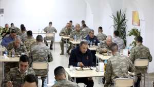 Bakan Akar Ve Komutanlar Ramazan Ayının Son İftarını Sınırdaki Komandolarla Yaptı