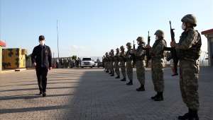 Bakan Akar ve Komutanlar Suriye Sınırında