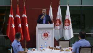 Bakan Gül İzolasyondaki İnfaz Koruma Memurlarını Ziyaret Etti