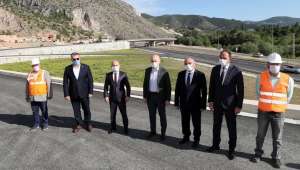 Bakan Karaismailoğlu, Amasya Çevre Yolu şantiyesinde incelemelerde bulundu