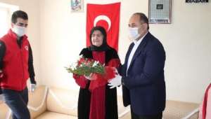 Bakan Selçuk, Şehit Annelerinin ve Huzurevindeki Büyüklerin Anneler Gününü Kutladı