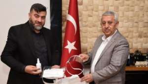 Başkan zeybek, berber ve kuaför esnafının yanında