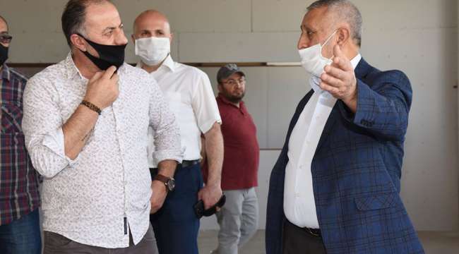 Başkan Zeybek tadilatı devam eden Tekstil fabrikası binasında incelemelerde bulundu