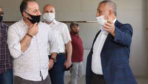 Başkan Zeybek tadilatı devam eden Tekstil fabrikası binasında incelemelerde bulundu