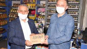 Başkan Zeybek bakkallardan veresiye defterlerini satın aldı