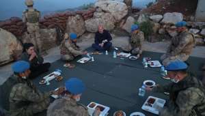 Cumhurbaşkanı Erdoğan Namaz Dağı üs bölgesindeki askerlerle görüştü