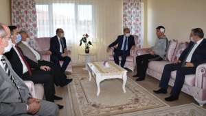 Afyonkarahisar'da kürekle yaralanan polise Emniyet Genel Müdürü Aktaş'tan geçmiş olsun ziyareti