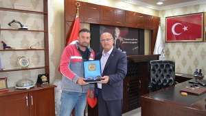 Evciler Belediye Başkanı Savaş'tan işçilere Bayram hediyesi