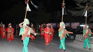 Mehteran bölüğü evde kalan vatandaşlara moral verdi