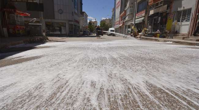 Sandıklı sokakları köpük köpük yıkanıyor