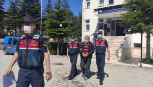 Son Dakika….Afyonkarahisar’da aranan hırsızlık zanlısı saklandığı ilkokul lojmanında yakalandı