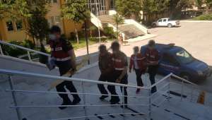 Son Dakika…..Afyonkarahisar’da Jandarmayı “Hepinizi Vururum sıkıysa gelin alın” diye tehdit edenler paketlendi