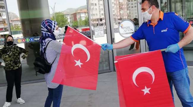 Son Dakika….Afyonkarahisar'da  Park Afyon AVM'de Bayrağımızı dağıtan Vefa Grubu görevlisinin zor kullanılarak dışarıya çıkartıldığı iddiasının ayrıntıları geldi