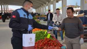 Şuhut Belediyesi,Kapalı Pazar Yerindeki Maske Dağıtımına Devam Etti.
