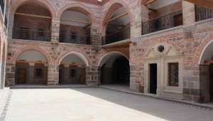 Vakıflar şefkat, merhamet ve dayanışmanın en güzel şekilde tezahür ettiği müesseselerimizdendir