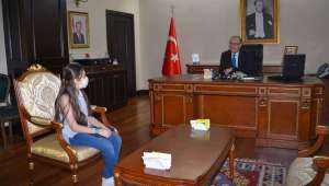 Vali Amcasını merak eden küçük şair adayından Vali Tutulmaz’a ziyaret