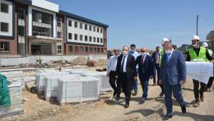 Vali Tutulmaz okul inşaatında incelemelerde bulundu