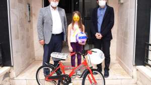 Yetimlerin Yüzlerini Güldürmeye Çalışıyorlar