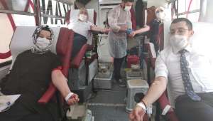 AK Kadınlardan stokları azalan Kızılay’a kan bağışı