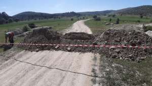 Son Dakika….Döğer Kasabasının köy yolları toprak dökülerek kapatıldı