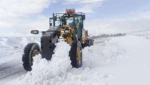 Afyonkarahisar’da kar yağışından etkilenen yollar açıldı