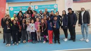 Okul Sporları küçükler ve minikler tenis müsabakaları sona erdi ödüller dağıtıldı