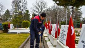 Şehitliklerimizde Detaylı Temizlik Çalışması