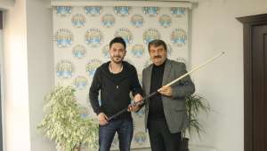 Başkan Sarı’dan Amerikan Bilardo Turnuvası birincisine ödül