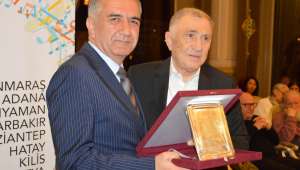 İYİ Partili Arabacı’ya Klasik Müzik Festivali’nden plaket